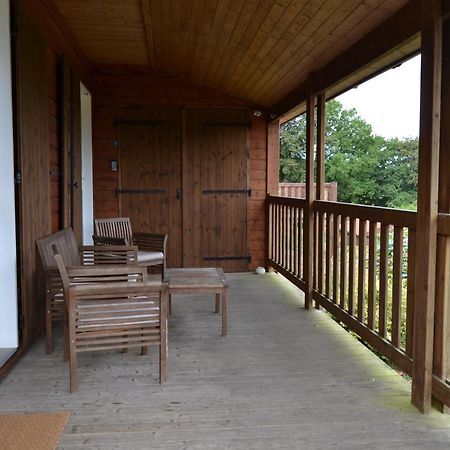 Beautiful Lake View 3 Bedroom Chalet. Saint-Manvieu-Bocage Bagian luar foto